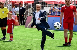 Tổng thống Putin phô diễn kỹ năng chơi bóng trên Quảng trường Đỏ