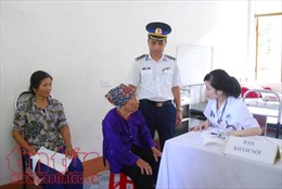 Chiến sĩ quân y Cảnh sát biển khám và cấp thuốc miễn phí cho nhân dân Cô Tô