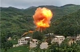 Mảnh vỡ &#39;khủng&#39; từ tên lửa Trung Quốc rơi trúng khu dân cư nổ đỏ trời