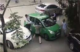 Khởi tố lái xe Mercedes dùng gạch đập đầu tài xế taxi Mai Linh