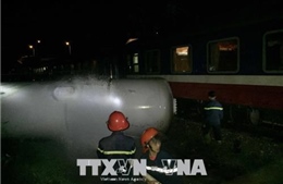 Nghệ An: Xe bồn chở gas va chạm với tàu hỏa làm 4 người bị thương 