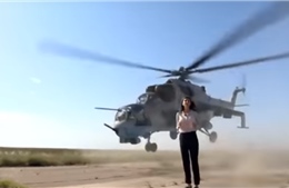 Thót tim cảnh nữ phóng viên suýt bị cánh trực thăng xẹt ngang đầu trong lúc đưa tin