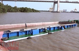 Va chạm với tàu chở container, xà lan chìm xuống sông Sài Gòn, 2 người mất tích