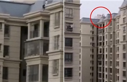 Nhóm trẻ chơi đùa trên tầng thượng tòa nhà 33 tầng không rào chắn