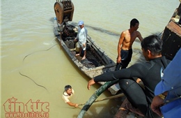 Lặn tìm 2 người mất tích bên trong chiếc sà lan bị chìm dưới sông Sài Gòn