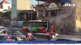 Xe buýt tại Hà Nội đang di chuyển bất ngờ bốc cháy