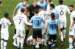 WORLD CUP 2018: Mbappe bị tố học Neymar tật &#39;ăn vạ&#39; sau pha lăn lộn ở trận tứ kết với Uruguay