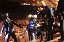 Thợ lặn vào hang, bắt đầu chiến dịch giải cứu đội bóng Thái Lan