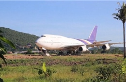 Nông dân Thái Lan sửng sốt khi sáng sớm thấy máy bay Boeing 747 đậu giữa cánh đồng