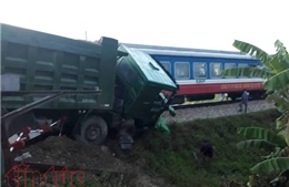 Tàu hỏa đâm văng xe tải chết máy giữa đường ray
