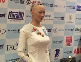 Robot đầu tiên có quyền công dân Sophia ra mắt Việt Nam trong tà áo dài trắng tinh khôi