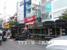 Lật xe container gây kẹt xe nhiều giờ liền tại TP Hồ Chí Minh