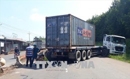 Quảng Ngãi: Va chạm giữa xe đầu kéo và xe máy làm 2 vợ chồng tử vong