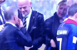 Lên trao giải, một phụ nữ lấy HCV World Cup của tuyển Pháp bỏ túi