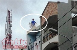 Chém vợ không được, thanh niên trèo lên sân thượng nhà hàng xóm đập phá tài sản