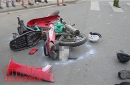 Xe máy va chạm với ô tô ở Bình Định, 2 người thiệt mạng 