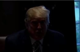 Tổng thống Trump đang phát biểu về tình báo Mỹ, đèn Nhà Trắng tắt ngóm