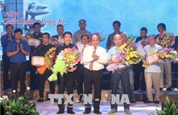 Thủ tướng Nguyễn Xuân Phúc tham dự Chương trình "Những đóa hoa bất tử"