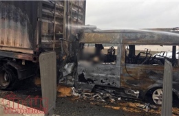 Đâm vào xe đầu kéo, xe khách bốc cháy trên đường cao tốc khiến 2 người chết