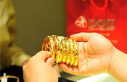 Giá vàng trong nước giảm mạnh vẫn cao hơn 3 triệu đồng/lượng so với giá thế giới