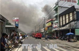  Cháy lớn tại kho đồ gỗ trên đường Trường Chinh 