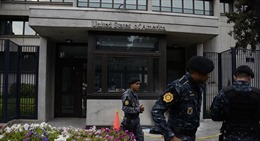 Xe chở nhân viên đại sứ quán Mỹ tại Guatemala bị trúng đạn