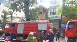 Cháy lớn căn nhà trên phố Phùng Hưng