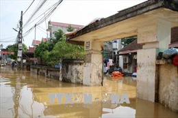 Khẩn trương khắc phục hậu quả mưa lũ, ngập úng ở thôn Bùi Xá, thị trấn Xuân Mai 