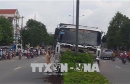 Xe ben đi trong thành phố gây tai nạn chết người, giao thông tắc nghẽn
