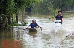 Nhiều xã của huyện Chương Mỹ (Hà Nội) vẫn bị chia cắt do nước ngập sâu