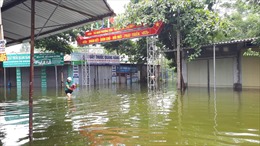 1.200 hộ dân xã Nam Phương Tiến đang sống trong cảnh ngập lụt nặng