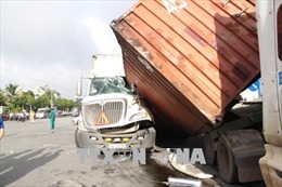 Hai xe container đâm nhau, hàng chục khối gỗ đổ ra đường
