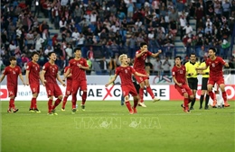 Các cầu thủ đội tuyển Việt Nam &#39;quẩy&#39; tưng bừng mừng chiến thắng 