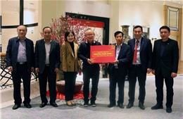 HLV Park Hang-seo nhận quà tặng của Thủ tướng Nguyễn Xuân Phúc trước khi về nước ăn Tết