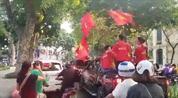 Cờ cổ vũ đội tuyển bóng đá Việt Nam bắt đầu &#39;nhuộm đỏ&#39; đường phố