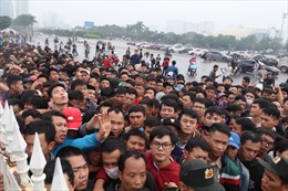 Hàng nghìn người chen nhau mua vé xem trận Việt Nam - Malaysia