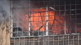 Cháy lớn tại hiệu ảnh trên phố Tôn Thất Tùng
