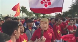 &#39;Donald Trump&#39; xuất hiện tại cửa SVĐ Mỹ Đình chờ cổ vũ cho đội tuyển Việt Nam