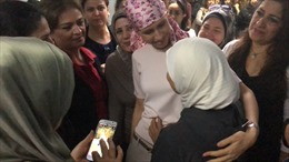 Phu nhân Tổng thống Syria vào viện điều trị ung thư, được bệnh nhân chào đón