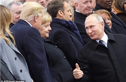 Biểu cảm ngoại giao &#39;lạ&#39; của cặp Trump-Putin tại lễ tưởng niệm ở Paris