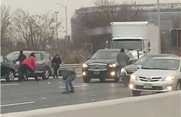 Hỗn loạn tài xế bỏ xe nhặt đôla rơi lả tả trên cao tốc Mỹ