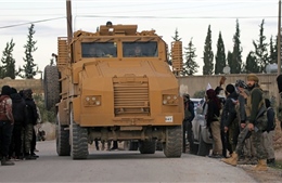 Mỹ chưa rút quân, xe bọc thép Thổ Nhĩ Kỳ đã rầm rập kéo vào Syria