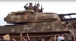 Sư đoàn thiết giáp Syria rầm rập tiến về giải phóng Idlib, người dân hò reo bên đường