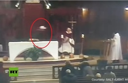 Khoảnh khắc linh mục bị đâm dao tại nhà thờ lớn nhất Canada