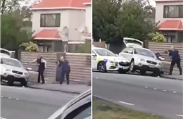 Video cảnh sát Christchurch lôi nghi phạm từ trong xe, quật xuống đường sau vụ thảm sát