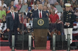 Tổng thống Trump phát biểu &#39;Chào nước Mỹ&#39; sau kính chống đạn