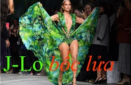 Jennifer Lopez trở lại &#39;bốc lửa&#39; trong show Versace