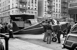 Phi công hai lần liều lĩnh đáp máy bay xuống phố hẹp Manhattan, New York