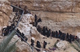 Trên 3.000 tay súng IS và người thân lũ lượt kéo từ hang núi ra hàng