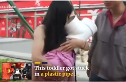 Giải cứu bé gái 1 tuổi kẹt đầu trong cút nhựa